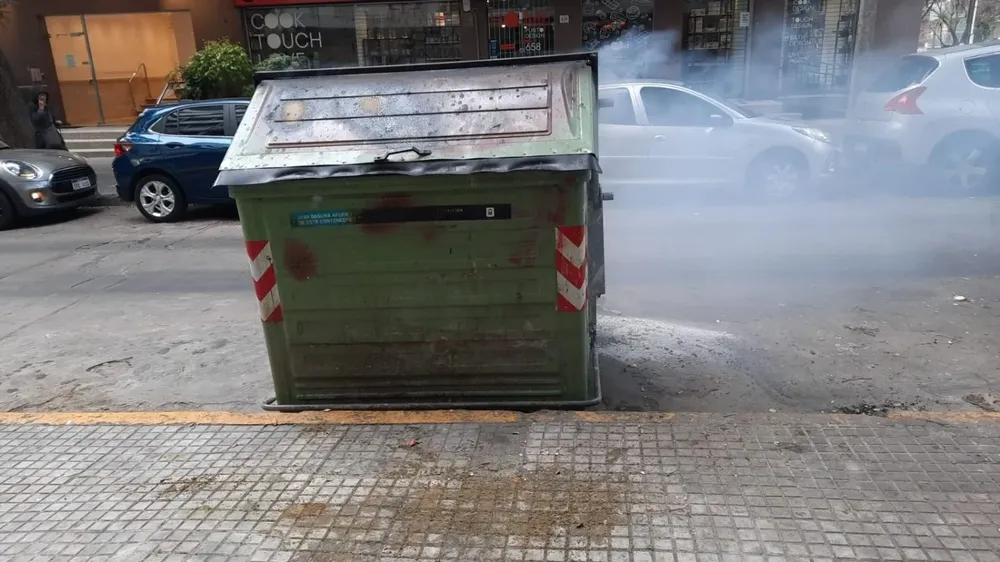 Al menos 12 contenedores fueron incendiados en Punta Carretas, según denunciaron vecinos de la zona