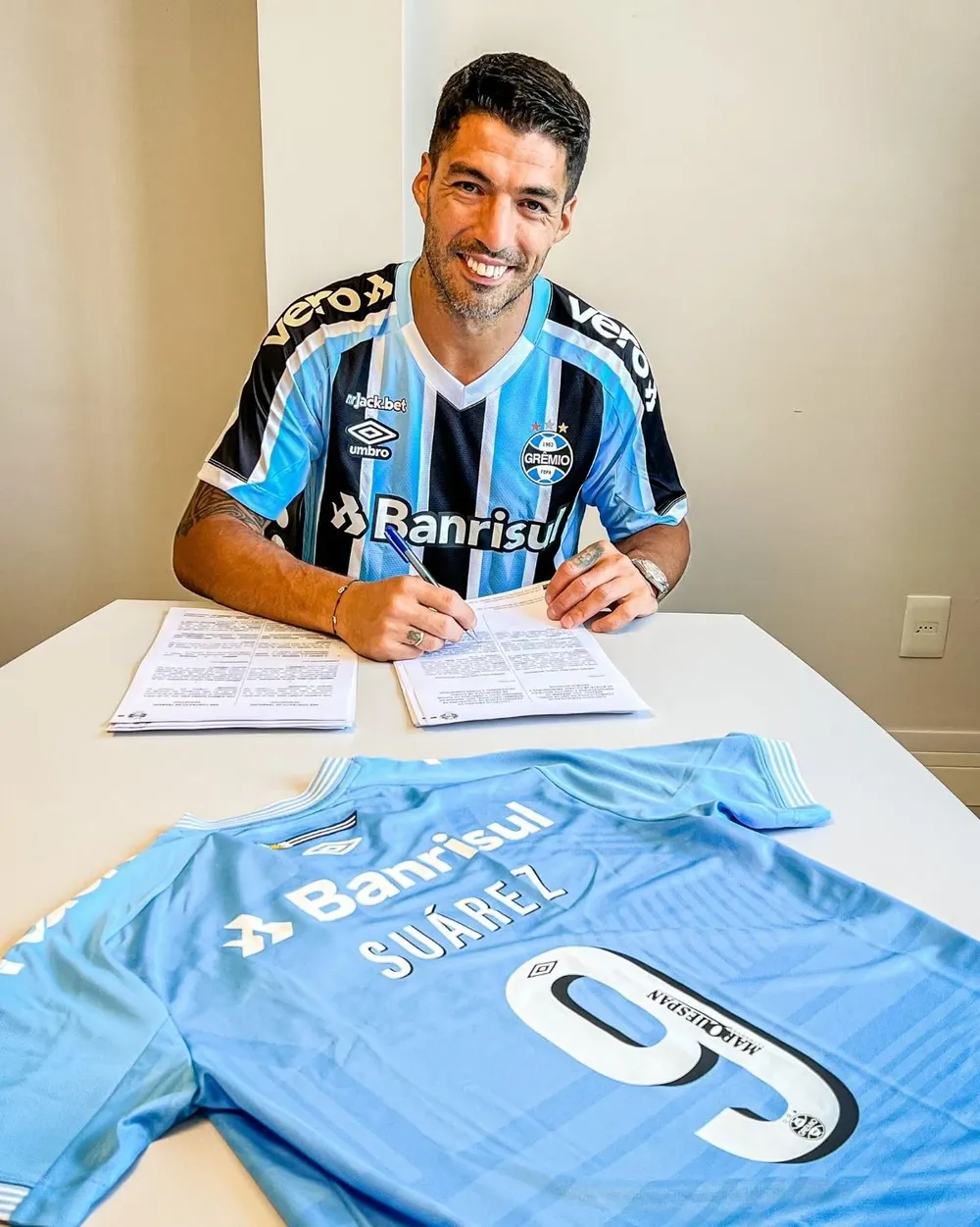 Suárez firmando su contrato con Gremio