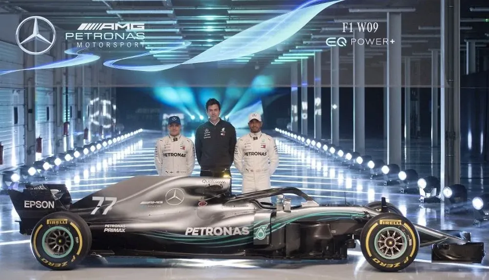 Bottas, el director ejecutivo de la escudería Toto Wolff y Hamilton junto al Mercedes
