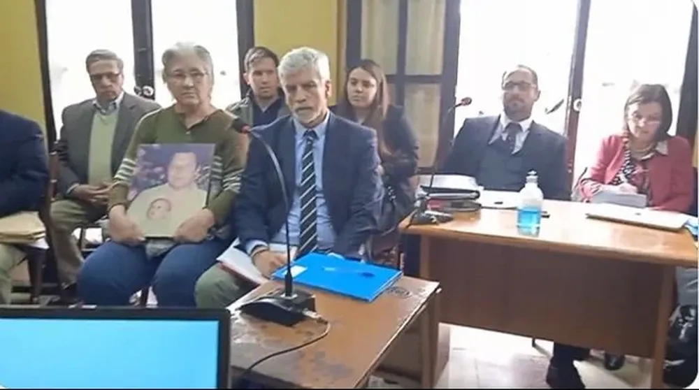 La viuda de Roslik presenció la audiencia con una foto de su esposo en los brazos