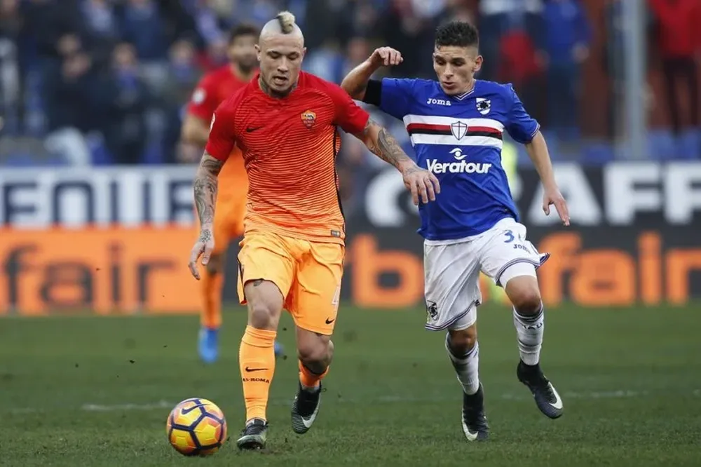 Lucas Torreira, el fraybentino, con la 34, destacó en la victoria de Sampdoria 3-2 ante Roma, en acción ante el belga Nainggolan