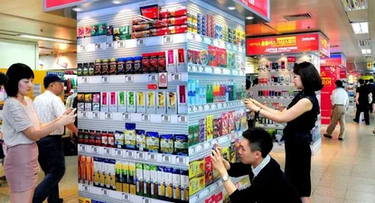 Un supermercado virtual permite que las personas compren usando el celular