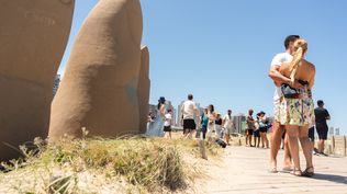 Turistas se toman fotografías junto a la escultura Los dedos este martes, en Punta del Este.&nbsp;