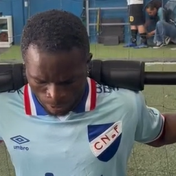 Ebere entrena en Brasil con la camiseta de Nacional