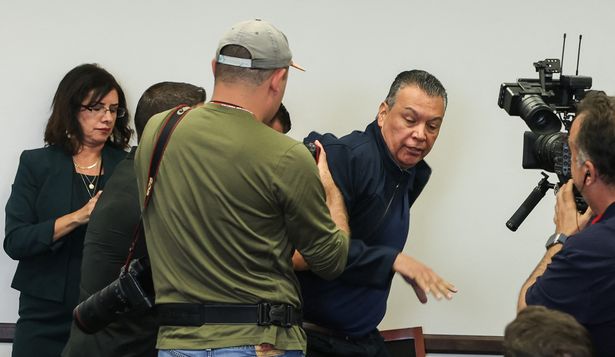 Agentes federales se llevan al senador demócrata de California Alex Padilla de la conferencia de prensa de la secretaria de Seguridad, Kristi Noem, en Los Ángeles.