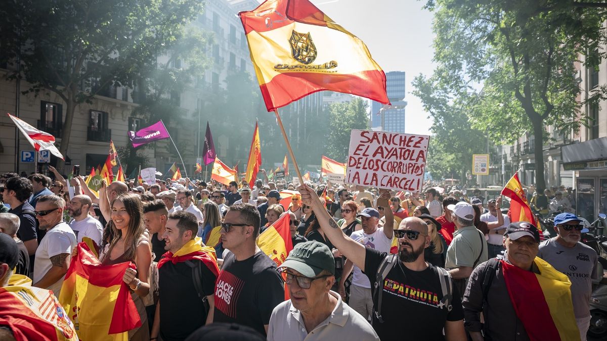 Miles de personas piden en Madrid la renuncia de Pedro Sánchez en una marcha por el escándalo de Rodríguez Zapatero