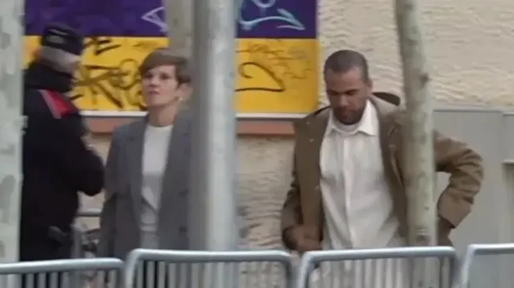 Dani Alves, captado por RTVE al llegar a la Audiencia de Barcelona.