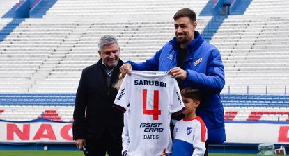 Sebastián Coates con la camiseta número 4 de Nacional, con la que jugará; a su lado, Alejandro Balbi
