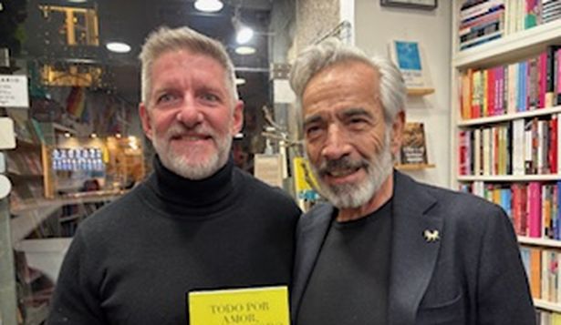 Luis Novaresio e Imanol Arias, en la librería Berkana de Madrid.