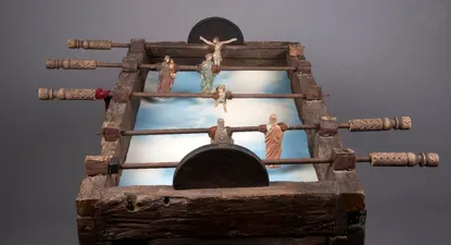 El juego de los milagros (1999). Madera, cemento, metal, impresión sobre foamboard y tela. 92,5 x 112 x 111 cm