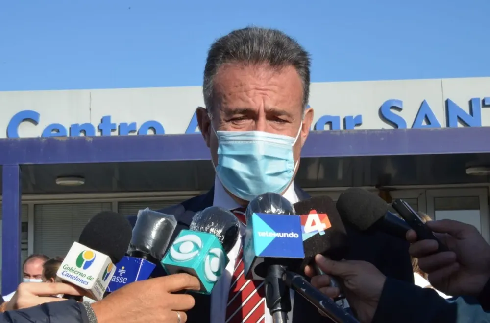 Daniel Salinas en nuevo vacunatorio en Santa Lucía