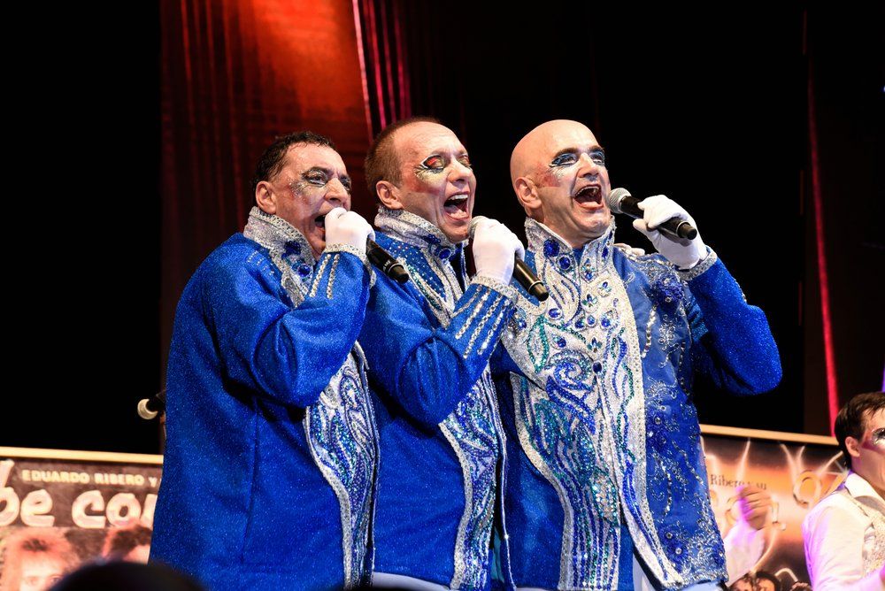 Integrantes de Karibe con K en el Teatro de Verano, como componentes de Los Adams, elenco de parodistas en los que cantan, pero también actúan.