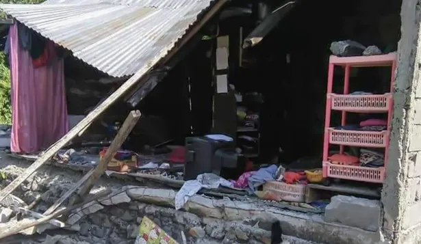 El momento en el que un tsunami se traga una isla de Indonesia