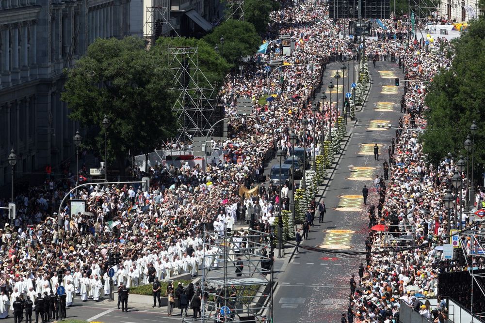 La multitud abarrota la calle Alcalá mientras el Papa León XIV camina bajo un dosel procesional portando la custodia con la sagrada hostia durante la procesión del Corpus Christi tras la Santa Misa celebrada en la Plaza de Cibeles de Madrid el 7 de junio de 2026. La multitud abarrota la calle Alcalá mientras el Papa León XIV camina bajo un dosel procesional portando la custodia con la sagrada hostia durante la procesión del Corpus Christi tras la Santa Misa celebrada en la Plaza de Cibeles de Madrid el 7 de junio de 2026.