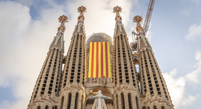 La bandera catalana flamea en La Sagrada Familia