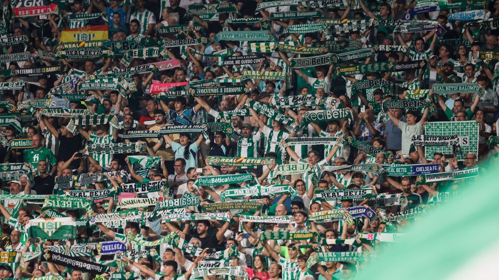 Aficionados del Betis en las gradas de La Cartuja durante el Real Betis - Alavés. EFE