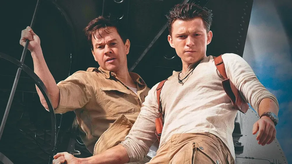 Mark Walhberg y Tom Holland en la película Uncharted
