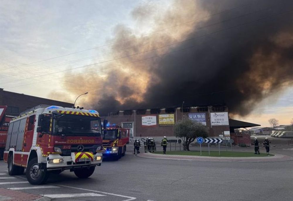 Así colapsa la cubierta y una de las fachadas de la nave en el polígono Cobo Calleja, Madrid.