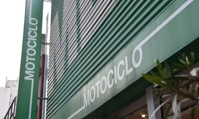 Motociclo cerró un local en Colonia y el síndico espera por interesados para su venta