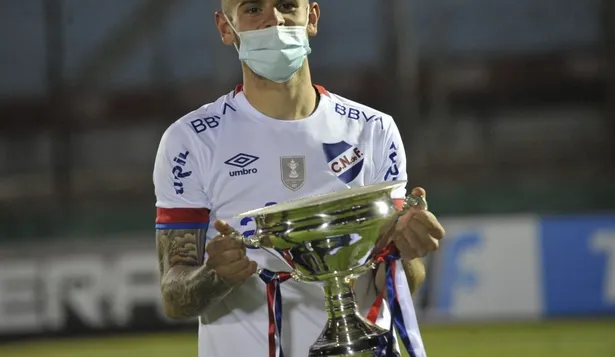 El grito de campeón con tapabocas y el abrazo de Centurión con su novia, tras el título