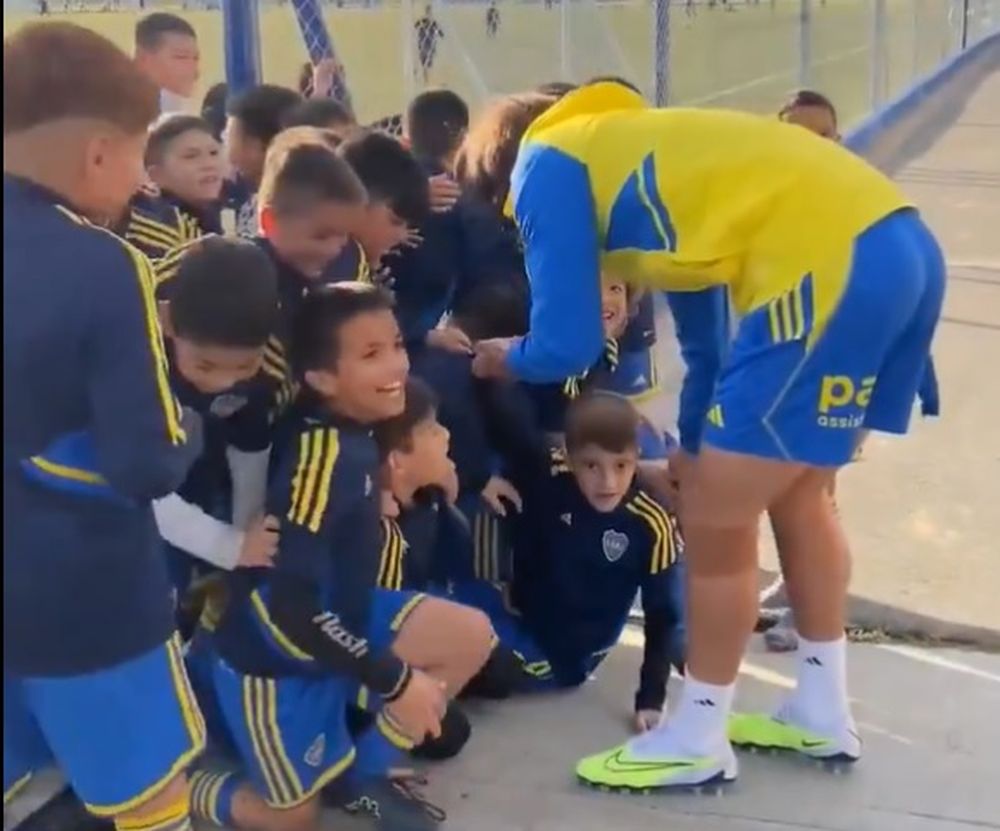 Edinson Cavani con los niños de Boca Juniors