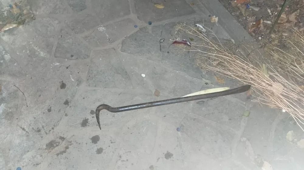 La barreta con la que el ladrón intentó ingresar a su domicilio.