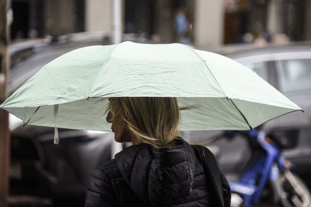 20250408 Lluvia, frio, paraguas, mal tiempo, estado del tiempo.