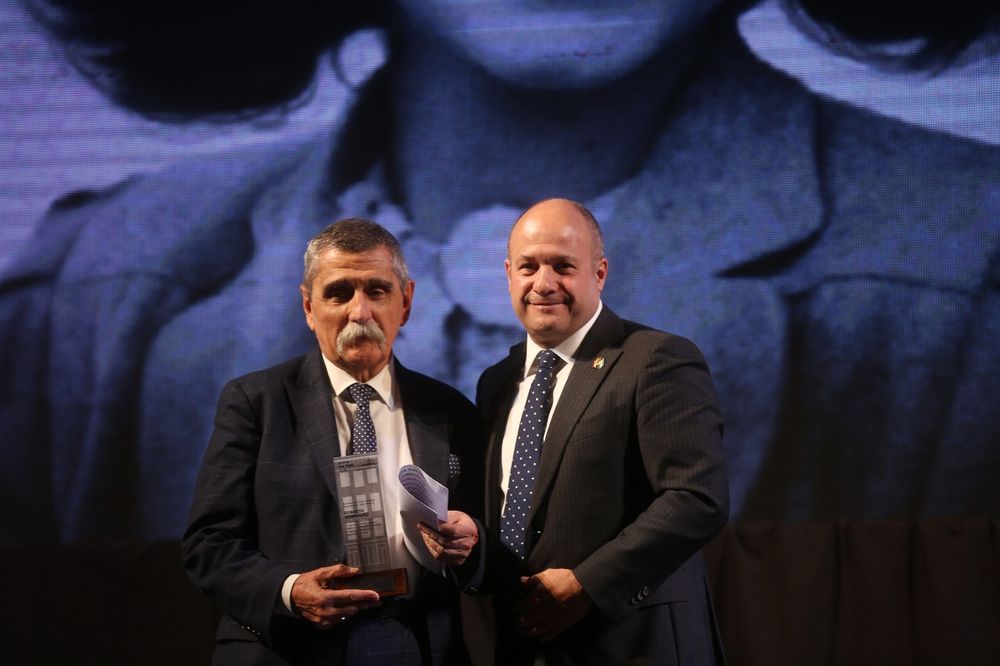 El empresario Roberto Domínguez recibió el Premio Ana Frank de manos del embajador canadiense en Argentina Stewart Wheeler