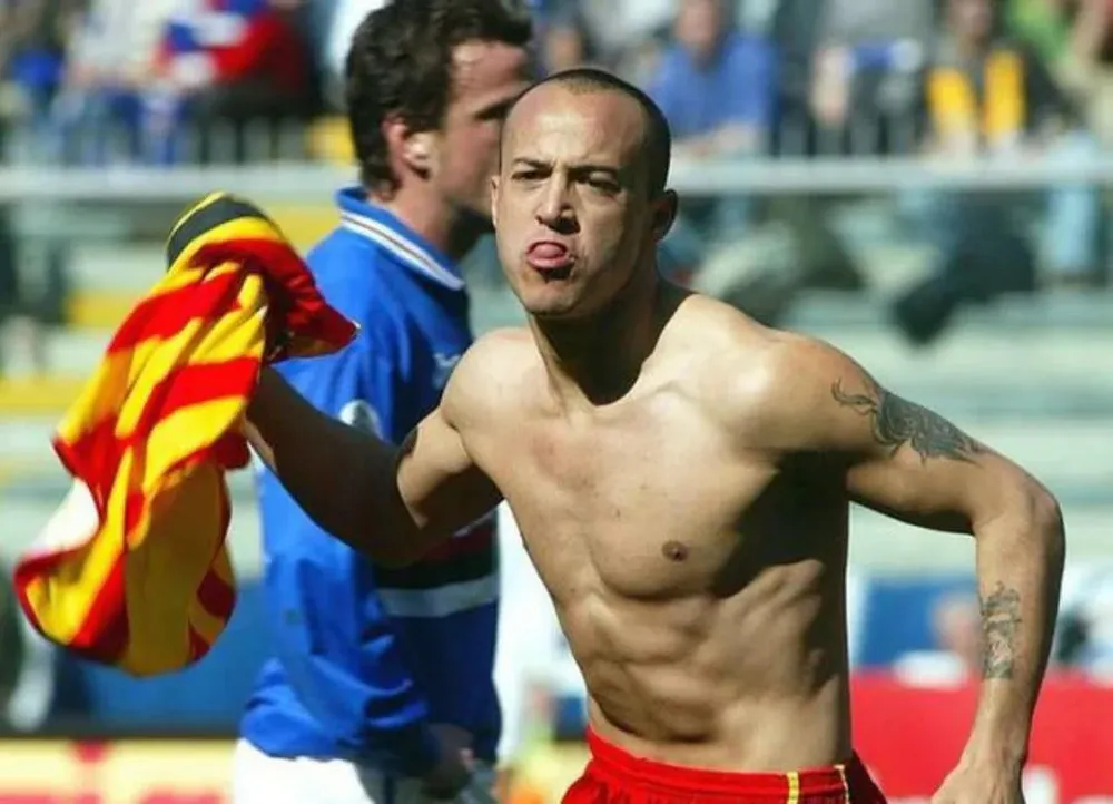 Javier Chevantón festejando un gol en Lecce de Italia