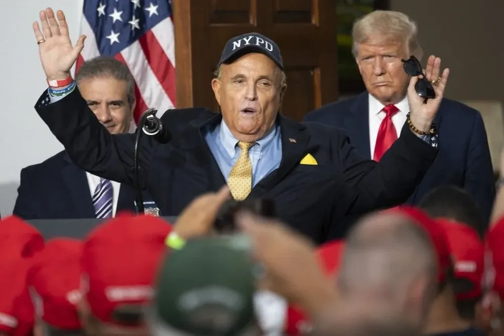 Otras amistades, otros tiempos: Rudolph Giuliani en un acto de campaña junto a Donald Trump