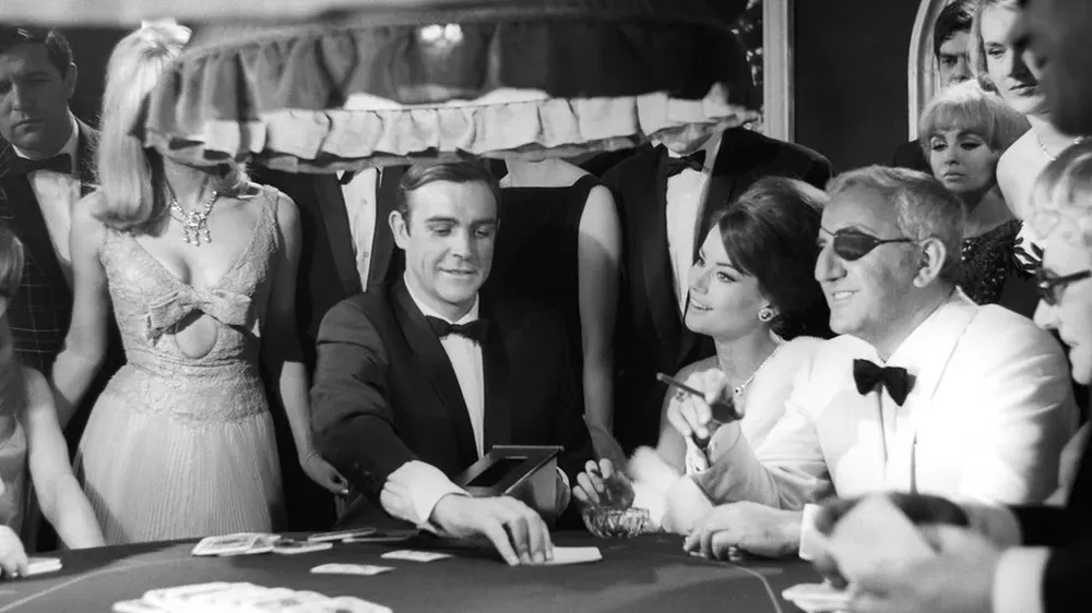Sean Connery (el primer Bond) se prepara para una escena en el casino en Thunderball, la cuarta película de 007