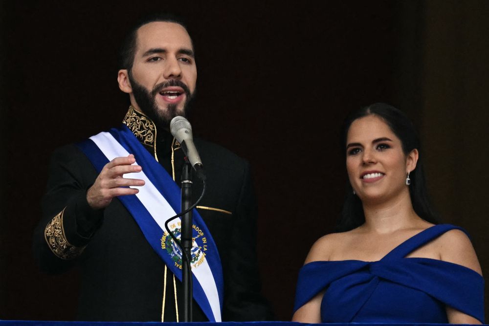 Nayib Bukele saludó junto a su familia a la multitud desde el balcón del Palacio Nacional y luego prometió Nayib Bukele saludó junto a su familia a la multitud desde el balcón del Palacio Nacional y luego prometió