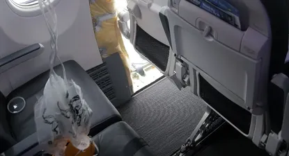 Así quedó el avión que perdió una ventana y parte del fuselaje