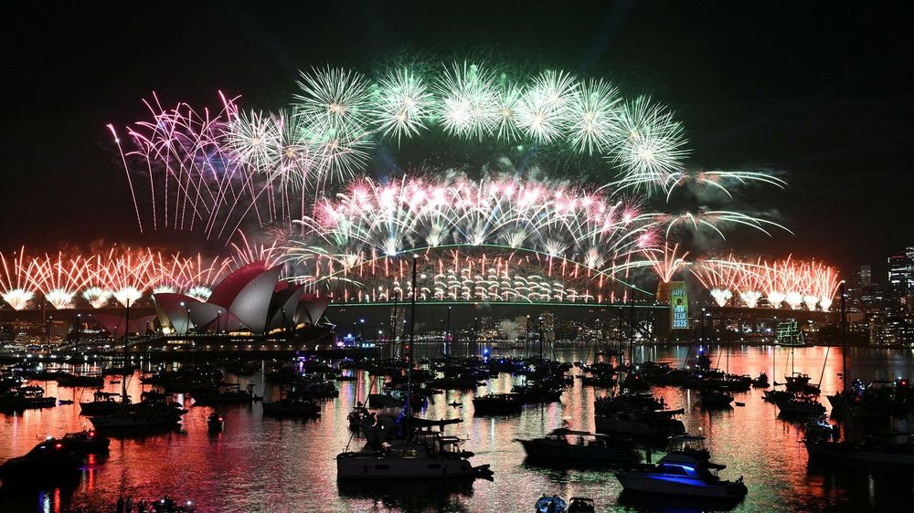 Los fuegos artificiales iluminaron el cielo nocturno sobre el puente del puerto de Sídney y la Ópera de Sídney durante las celebraciones de Año Nuevo en Australia.