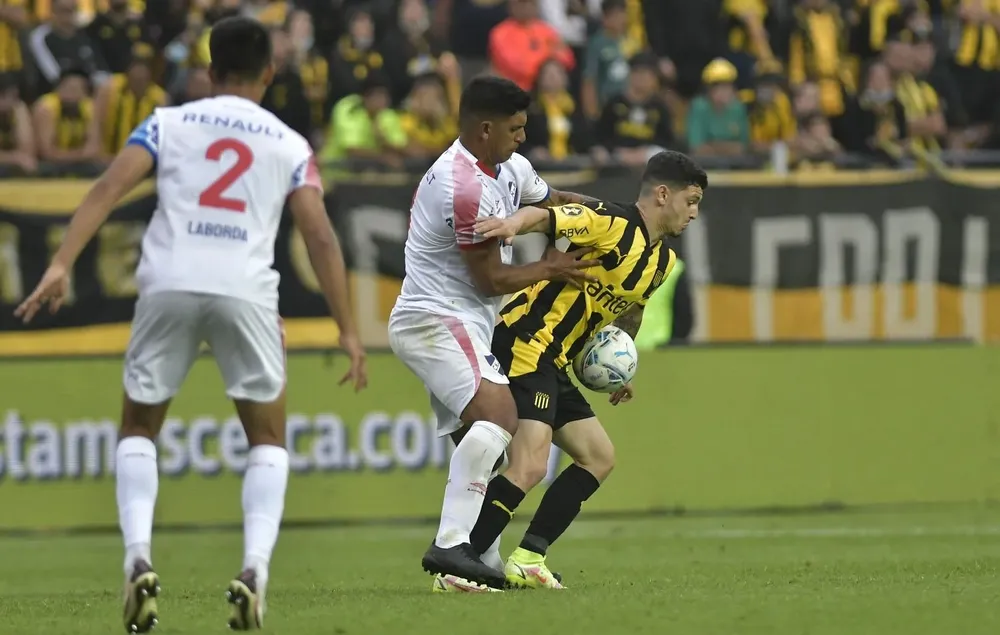 Diego Polenta marcando al Canario Álvarez Martínez