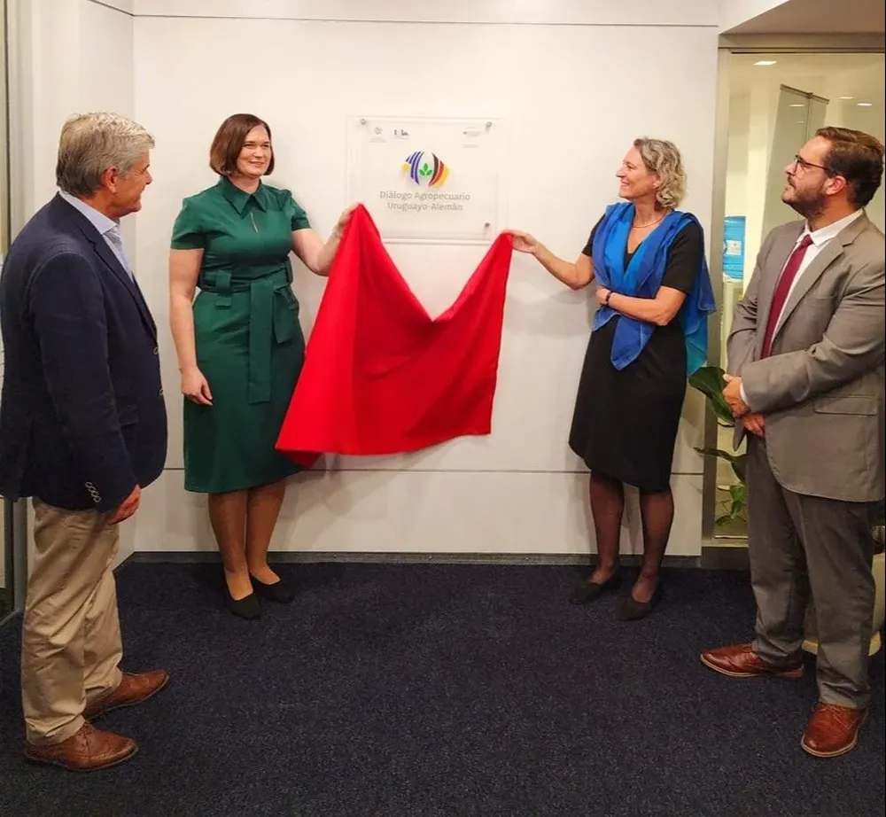 José Bonica, presidente del INIA; Claudia Muller, viceministra del Ministerio Federal de Alimentación y Agricultura de Alemania (BMEL); Dagmar Wittine, líder de Proyecto Diálogo Agropecuario Uruguayo-Alemán; e Ignacio Buffa, subsecretario del MGAP.