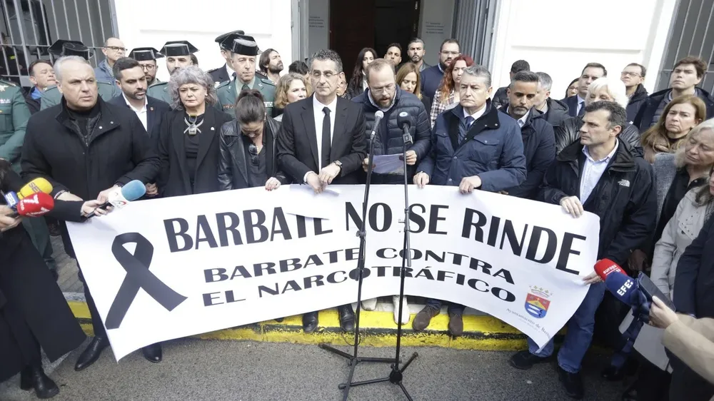 La concentración de vecinos tras la muerte de los guardias civiles.