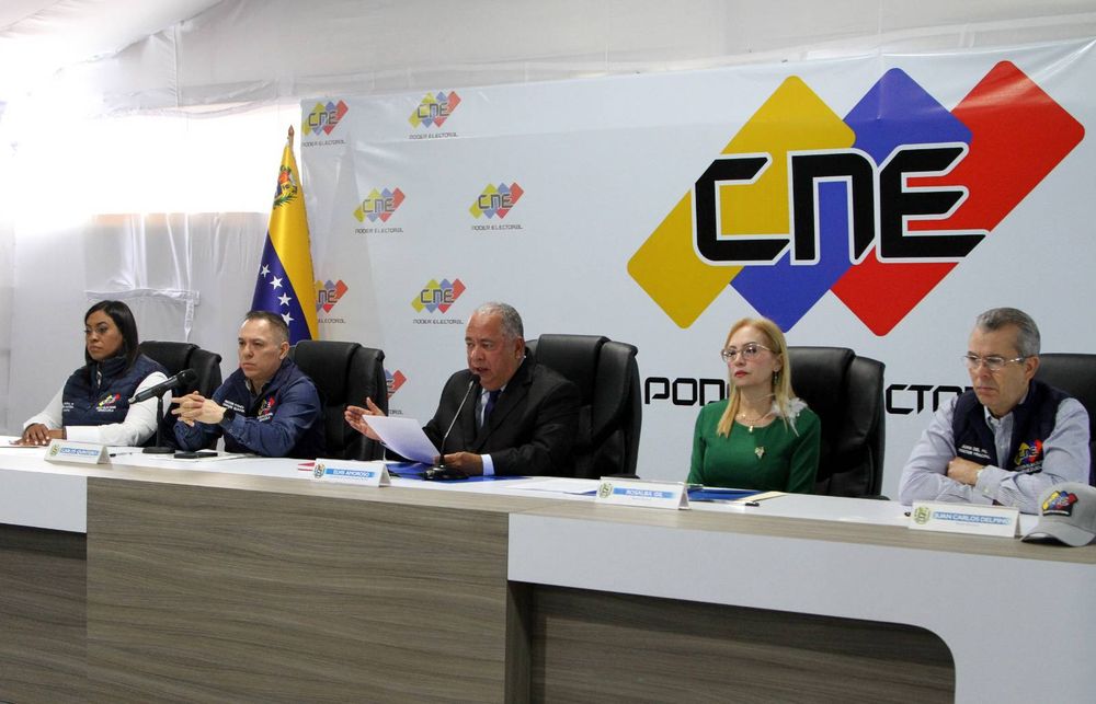 Los rectores del CNE en conferencia de prensa el 1 de julio. La primera a la izquierda es Aime Nogal