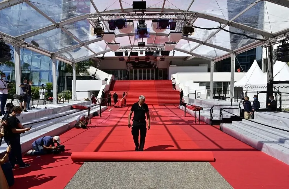 Un trabajador desenrolla la alfombra roja en el Festival de Cannes