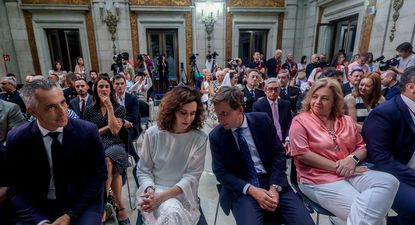 La presidenta de la Comunidad de Madrid, Isabel Díaz Ayuso (2i), y el alcalde de Madrid, José Luis Martínez-Almeida (2d), durante el acto de entrega de las Palomas de Bronce-Bomberos de Madrid.