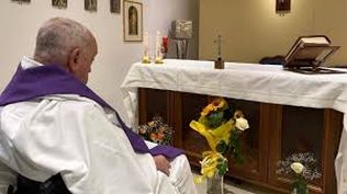 El Papa Francisco fotografiado en la capilla del hospital Gemelli de Roma