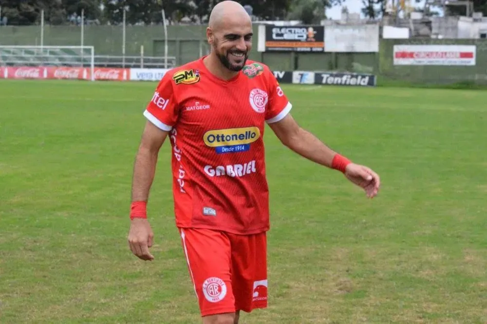 Deivis Barone de festejo en el Roberto