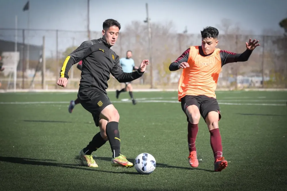 Óscar Cruz de Peñarol, enfrentando a Lanús, al que le convirtió dos goles