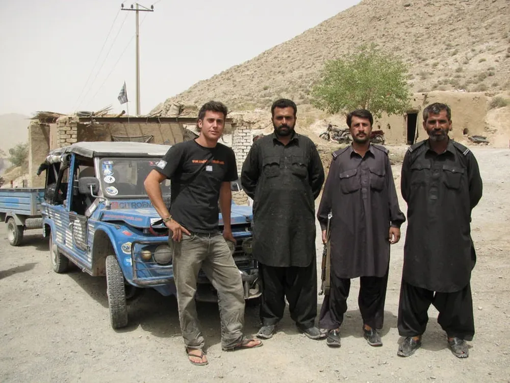 En febrero de 2007 Mario Sabah y sus dos hijos partieron de Uruguay con el objetivo de recorrer el mundo en una Mehari