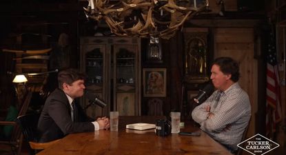 Cómo una entrevista de Tucker Carlson desató una crisis dentro del movimiento MAGA y provocó renuncias en la Heritage Foundation
