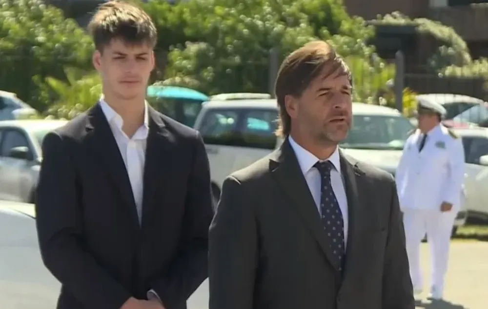 Luis Lacalle Pou y su hijo Manuel antes de ingresar al evento de la Armada