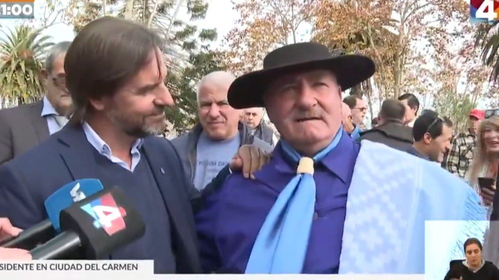 Luis Lacalle Pou mientras le dedicaban una payada. Captura Telenoche (Canal 4)