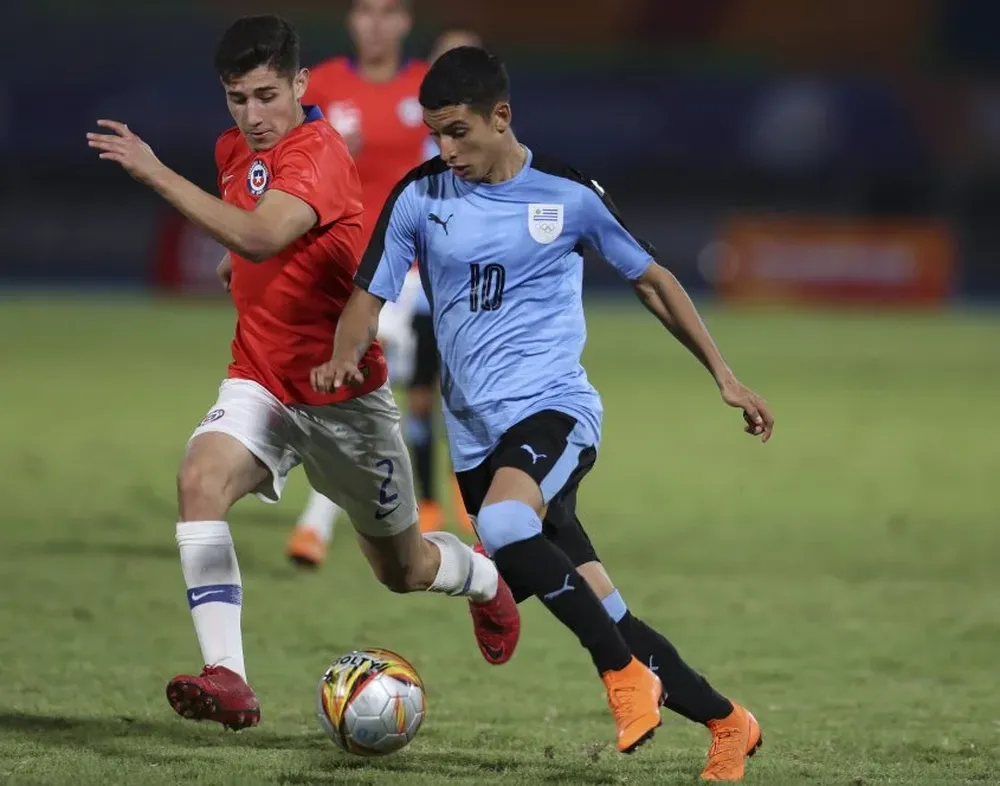 Santiago Rodríguez avanza con el balón
