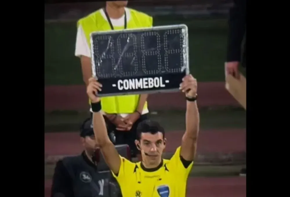 El blooper del árbitro argentino Leandro Rey