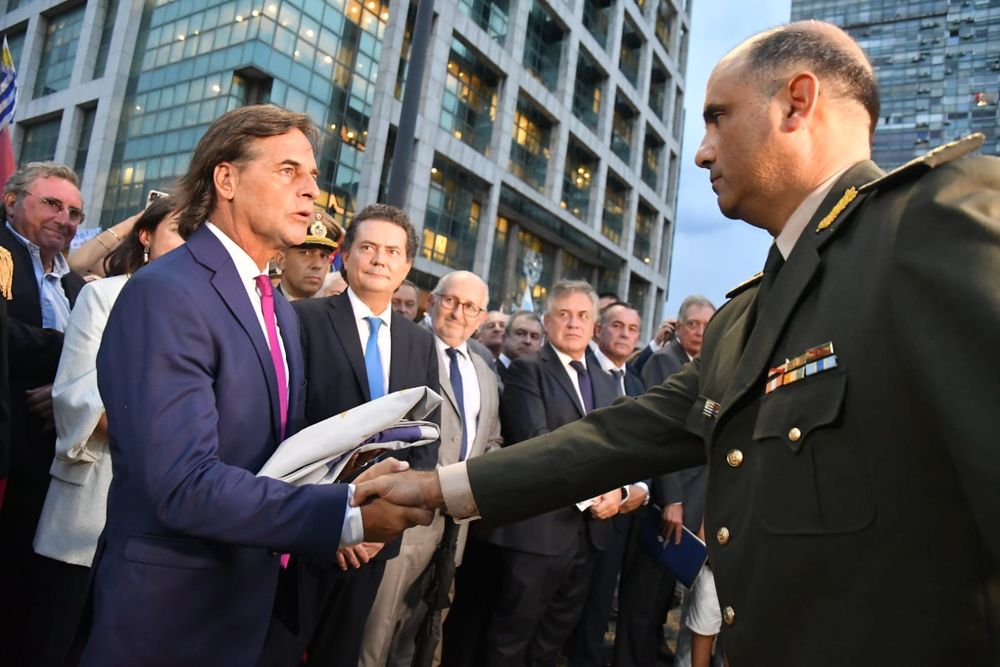 Luis Lacalle Pou recibe el pabellón  nacional en su último día de gobierno.